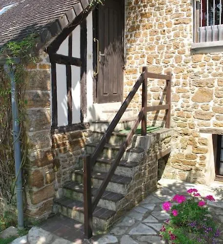 Prázdninový dům Les Roses, Avec Piscine, Tennis Et Privatif Guerquesalles